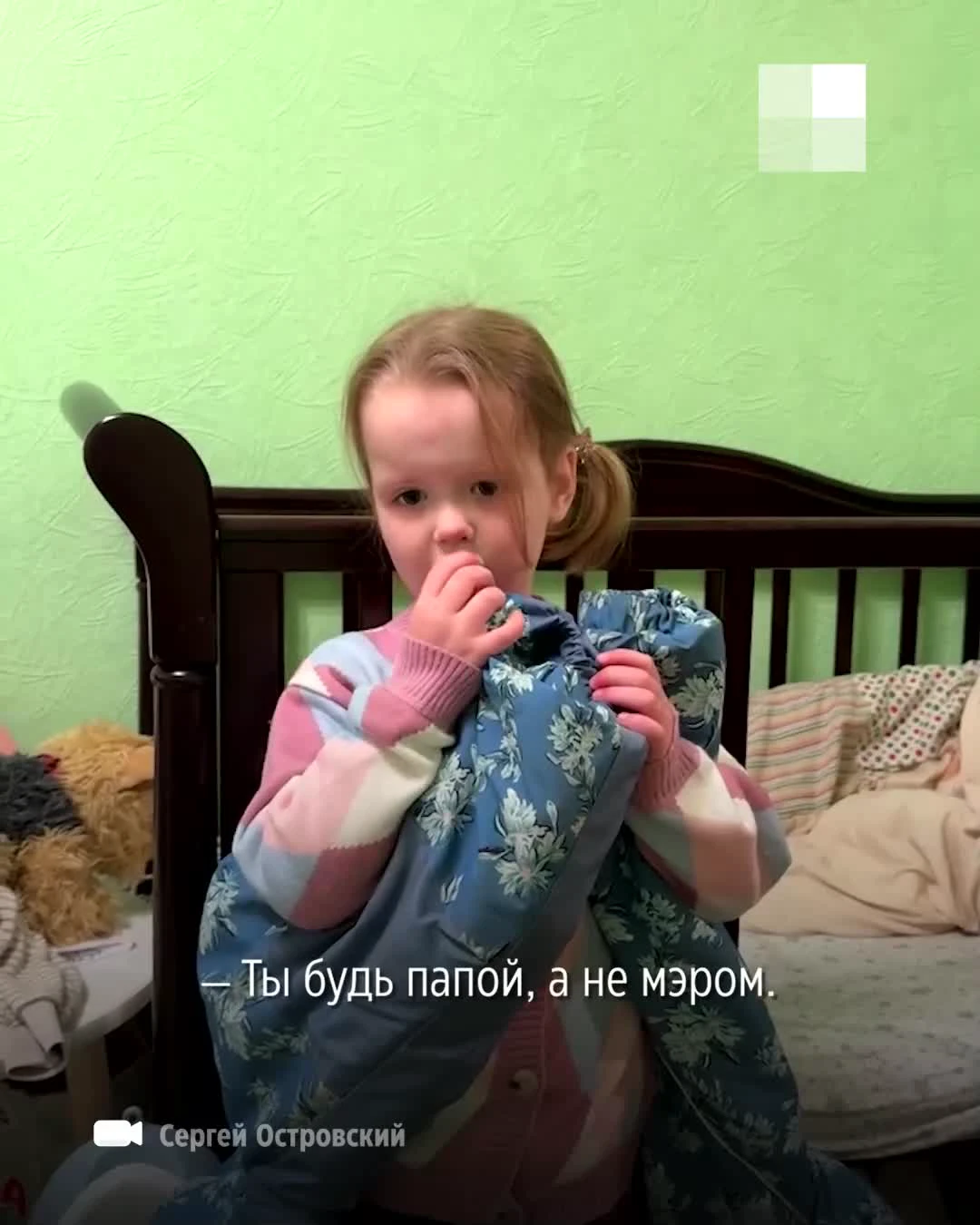 Дочка выпросила у папы. Дочка просит папу помочь ей покакать. Девушка брюнетка   дочка    выпросила   у    папы    подарок