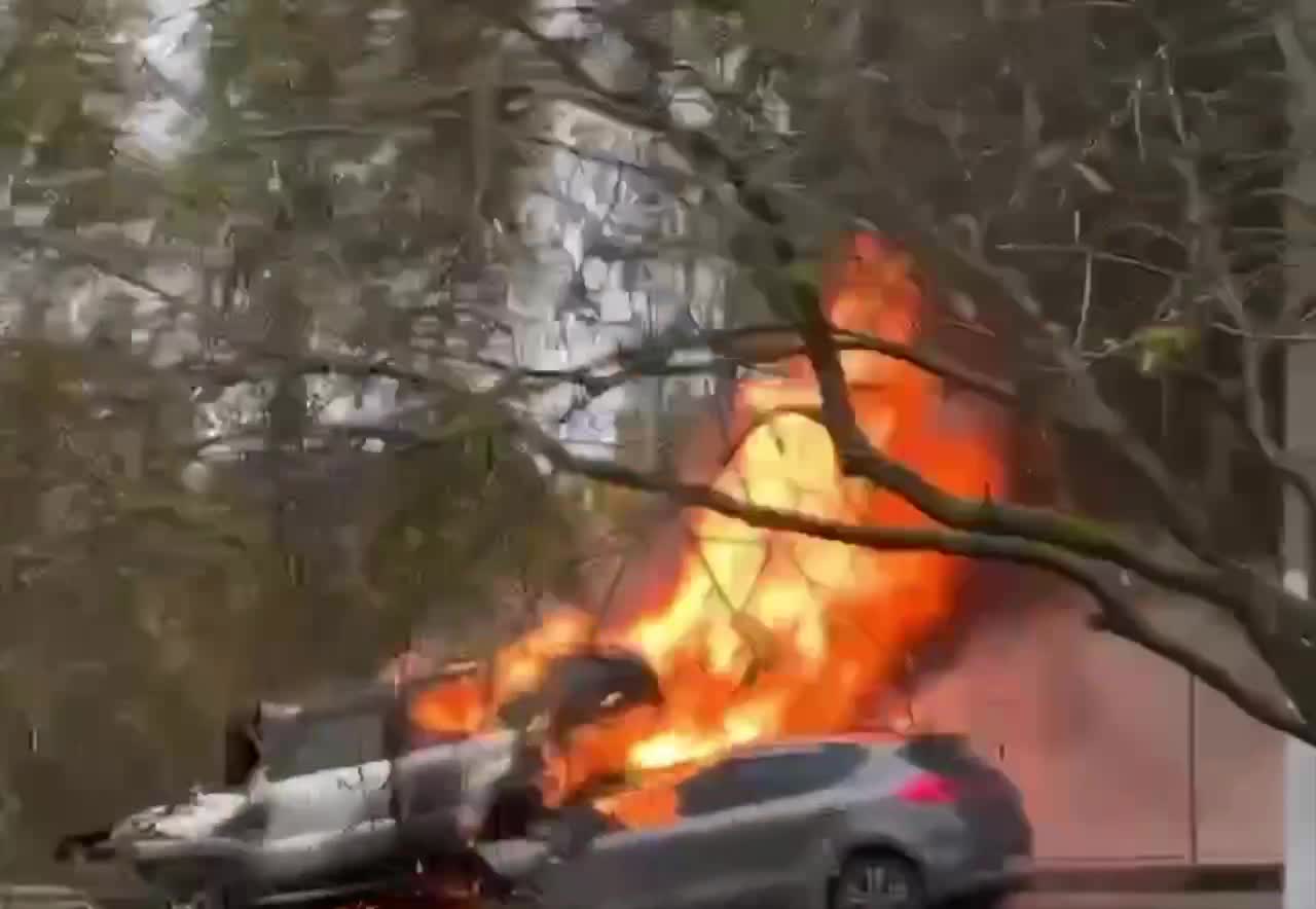 Два автомобиля столкнулись и загорелись в Ясенево: видео - 17 октября 2023  - МСК1.ру