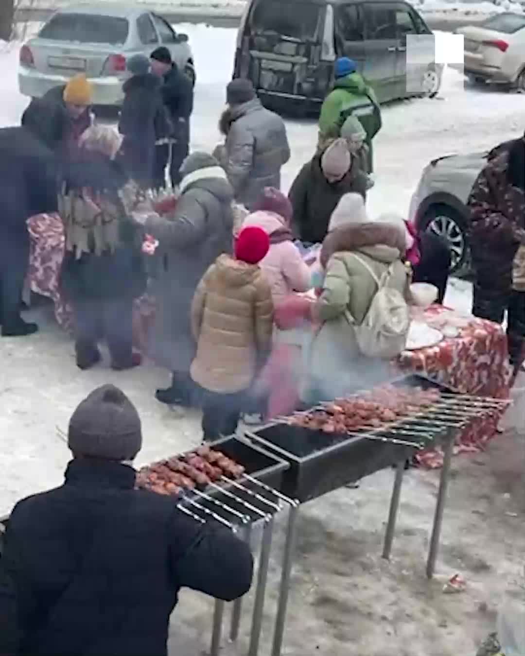 В Затоне у избирательного участка собралась толпа и две лошади из-за  Масленицы | НГС.ру - новости Новосибирска