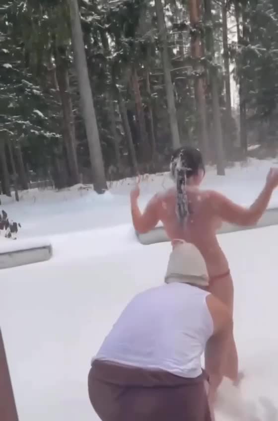 Наташа Королёва с голой грудью и в красных трусиках прыгнула в снег после бани