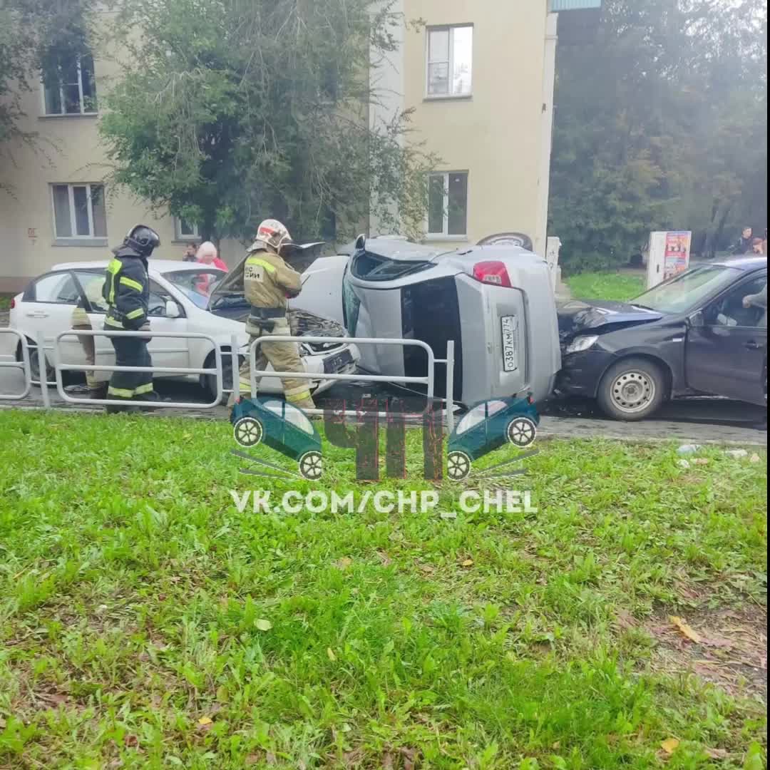 Chevrolet Lacetti перевернулся в центре Челябинска, двоим понадобилась  помощь медиков - 10 сентября 2023 - 74.ру