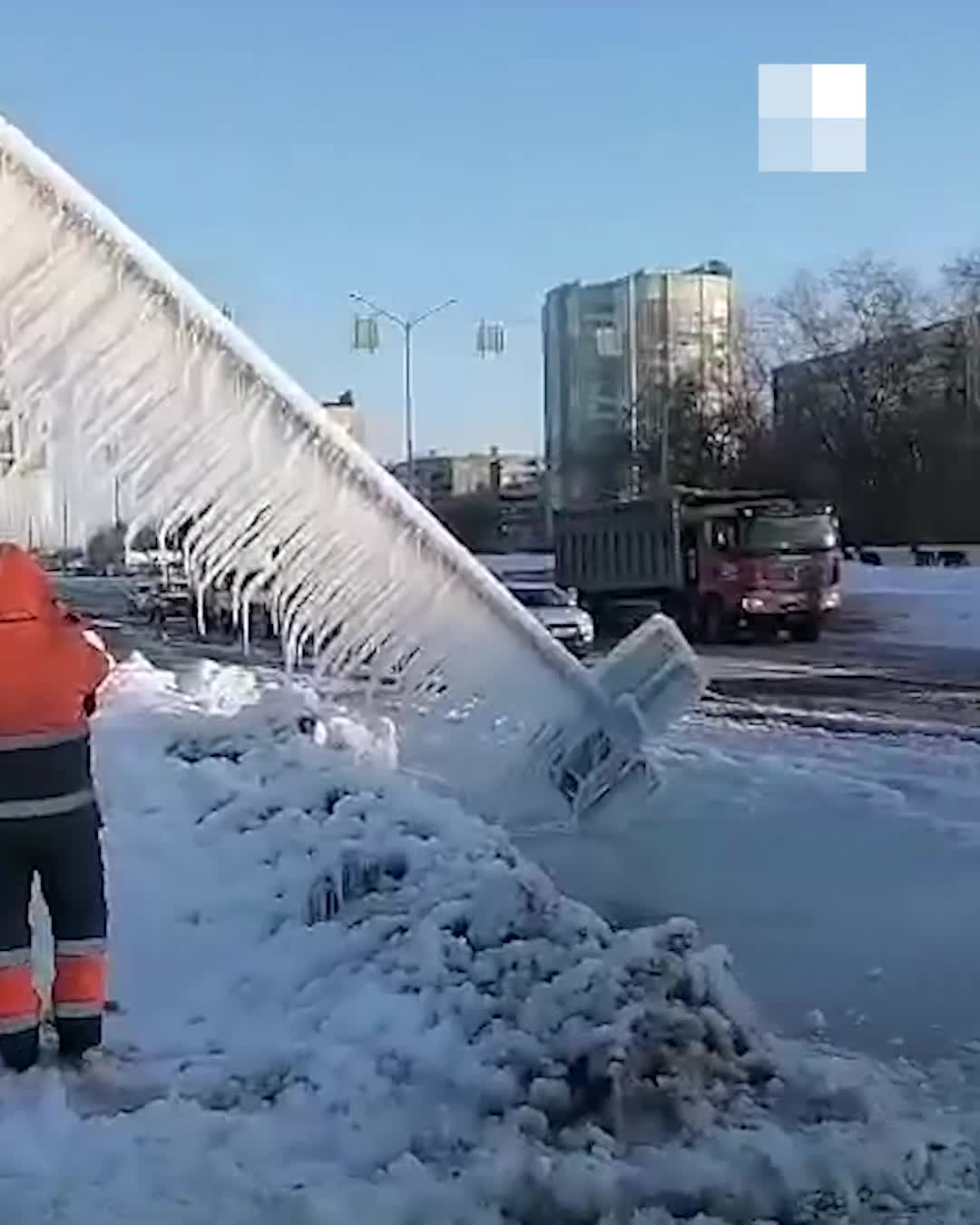 На «Меридиане» на проезжую часть упал обледенелый светофор: видео - 11  февраля 2024 - 74.ру