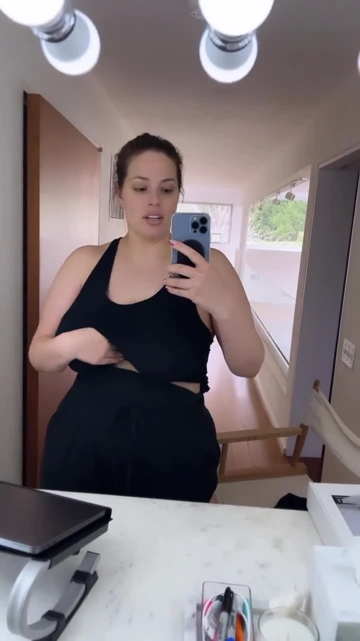 VIDEO: Ashley Graham showed difficulties due to large breasts