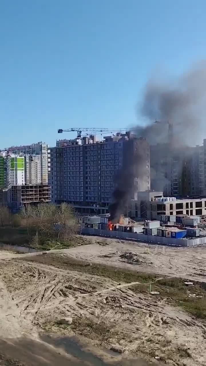 На стройке в Шушарах сгорели две бытовки — Мегаполис