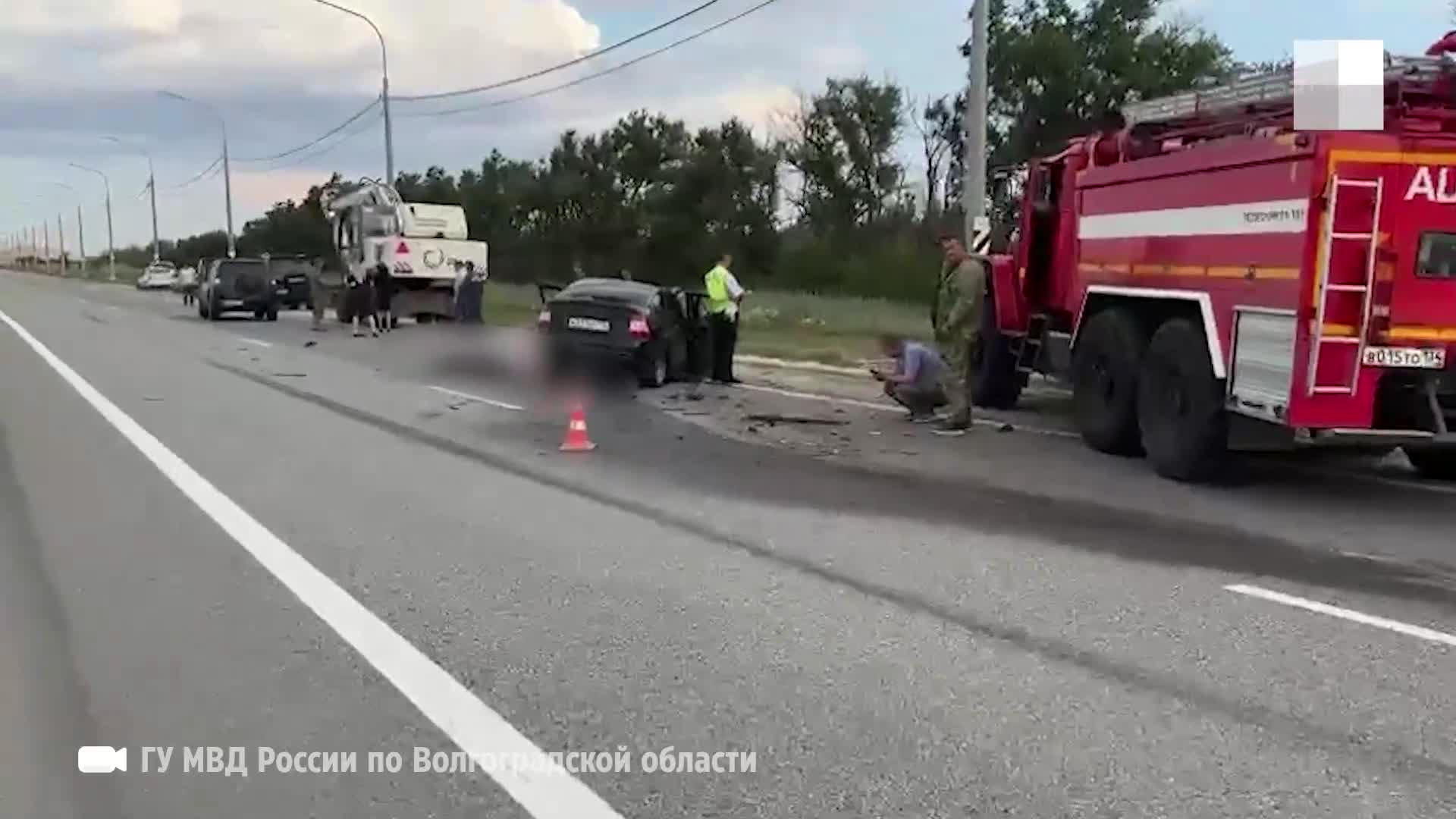 Водитель лежит накрытый: под Волгоградом «Лада-Приора» врезалась в  экскаватор у поста ГИБДД