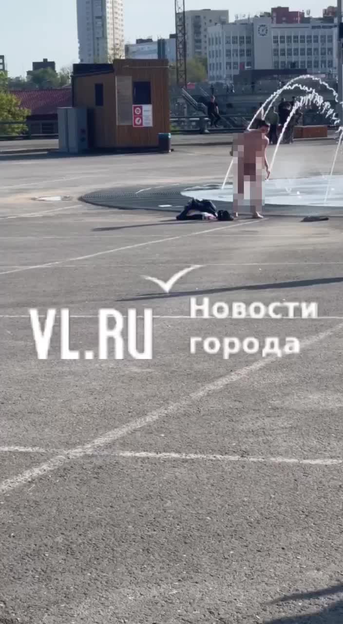 пожилая  голая Голый мужчина искупался в фонтане на центральной площади Владивостока - 23  мая 2025 | ВЛАДИВОСТОК1.ру