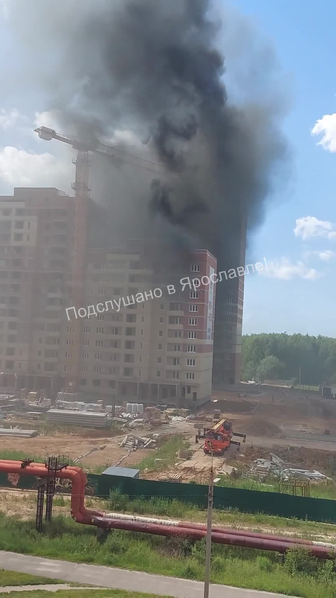 Что горит за Волгой на Красноборской улице в Ярославле: пожар на стройке,  видео - 4 июля 2023 - 76.ру