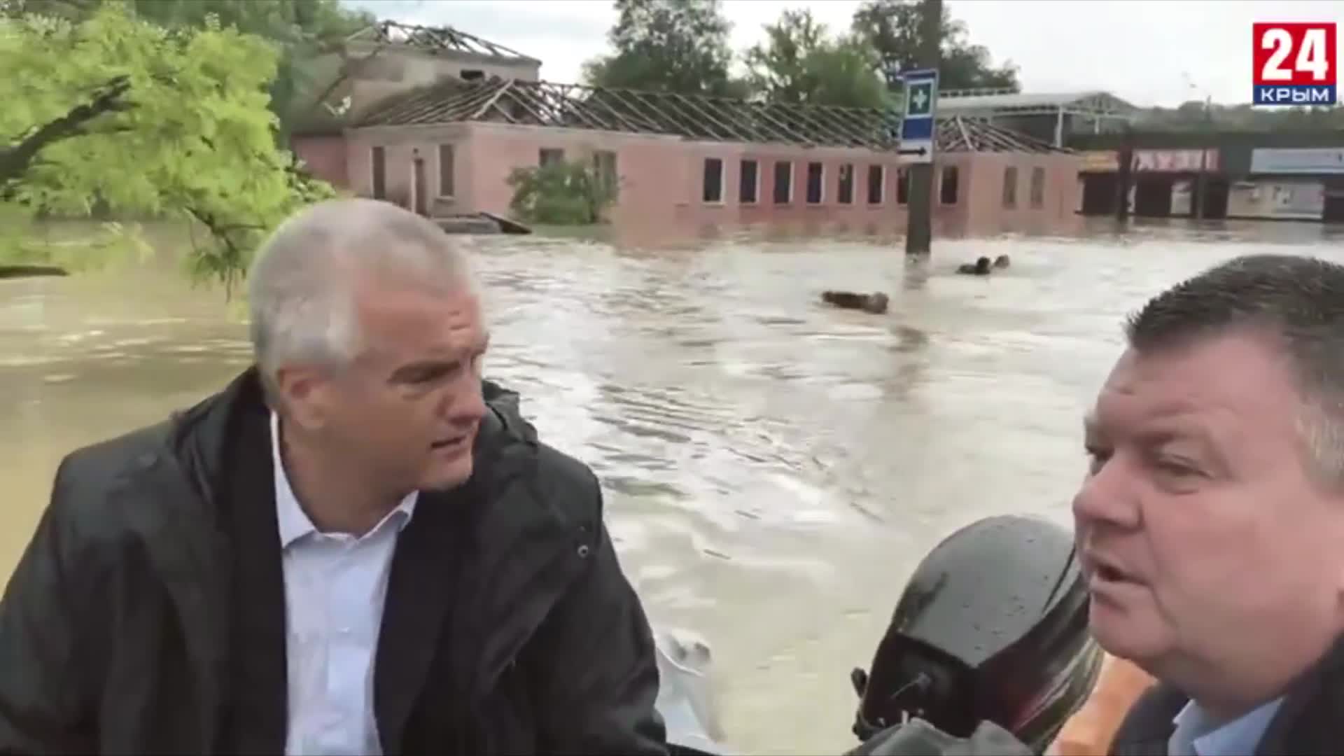 Автобусы затопило по окна, а машины вообще скрыло водой: фото и видео  масштабного наводнения в Керчи (видео)