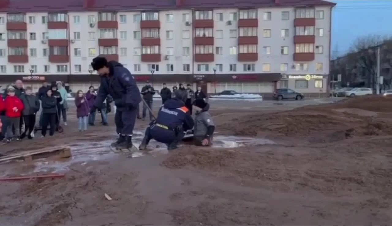 Двое детей застряли в трясине посреди Советской площади в Солнечногорске:  видео, трясина в Подмосковье, куда жаловаться, администрация не убирает  город — вызывали МЧС для детей, которые застряли в трясине - 29 марта 2024  - МСК1.ру