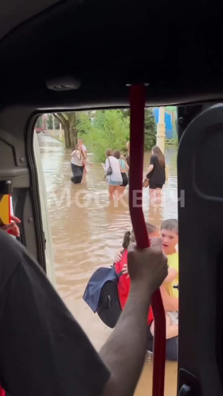 Майбах» застрял на затопленной дороге на ВДНХ и задымился — видео - Вести  Московского региона