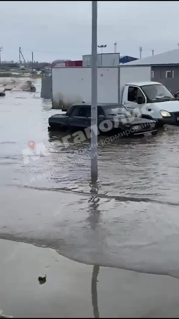 Жители ЖК «Янино-Парк» вплавь добираются до своих домов — вода залила всю  округу — Мегаполис