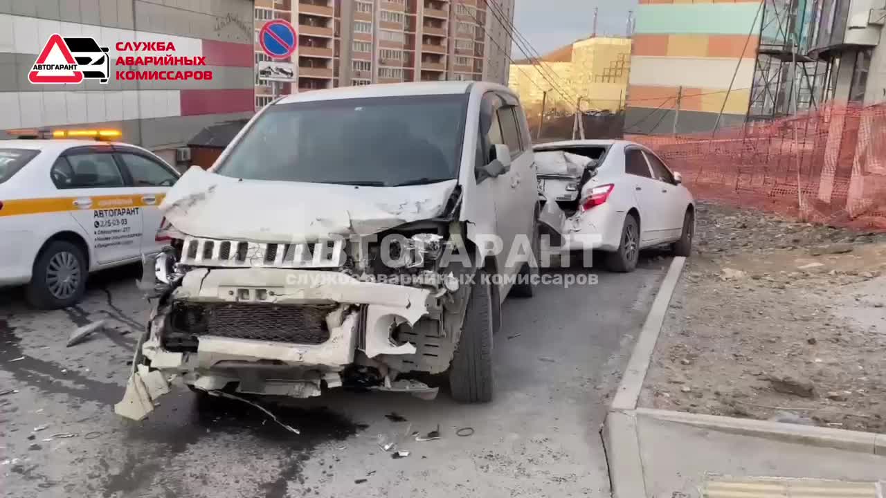 Ночной «стритрейсер» врезался сразу в несколько авто во Владивостоке —  видео - 3 марта 2024 - ВЛАДИВОСТОК1.ру