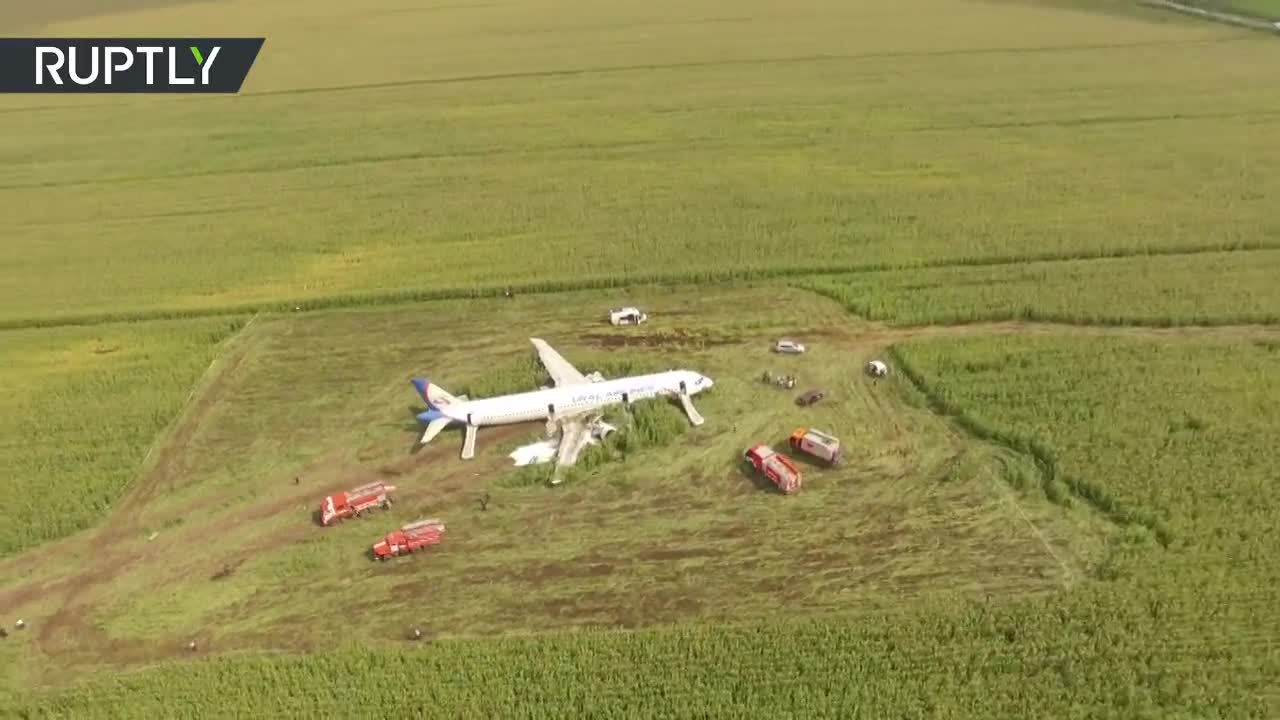 Видео с беспилотника с места жёсткой посадки А321 в Подмосковье — РТ на  русском