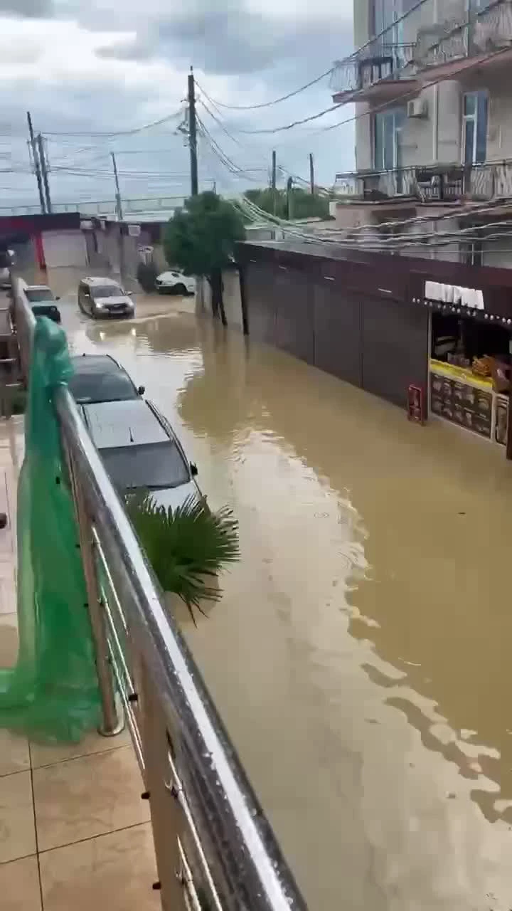 Люди тонут, машины сносит, отключены свет и водоснабжение. В Сочи  катастрофический потоп | STARHIT