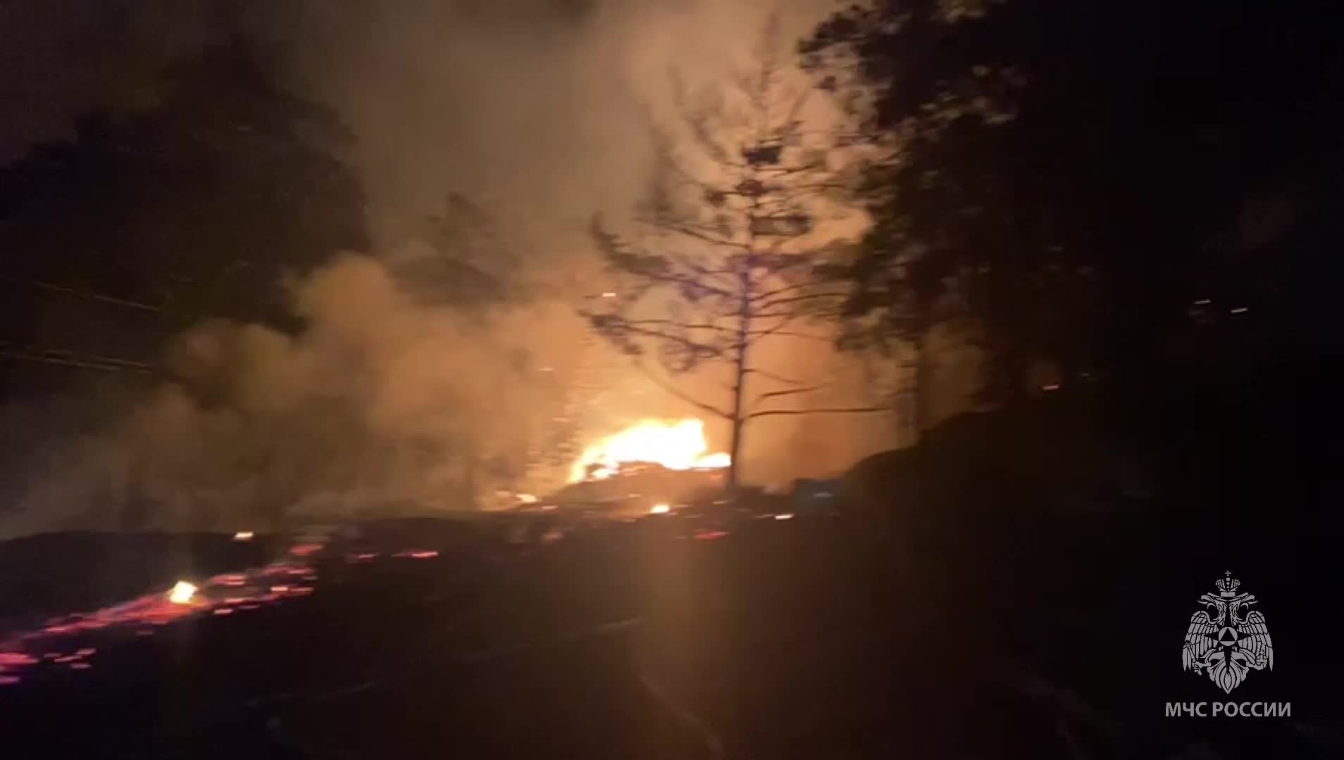 На Алтае около Чемальской ГЭС произошел крупный пожар — сгоревшие торговые  ларьки сняли на видео - 10 апреля 2024 - НГС22.ру