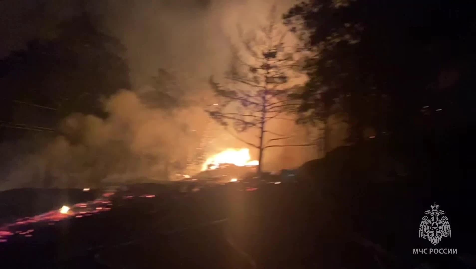 На Алтае около Чемальской ГЭС произошел крупный пожар — сгоревшие торговые  ларьки сняли на видео - 10 апреля 2024 - НГС22.ру