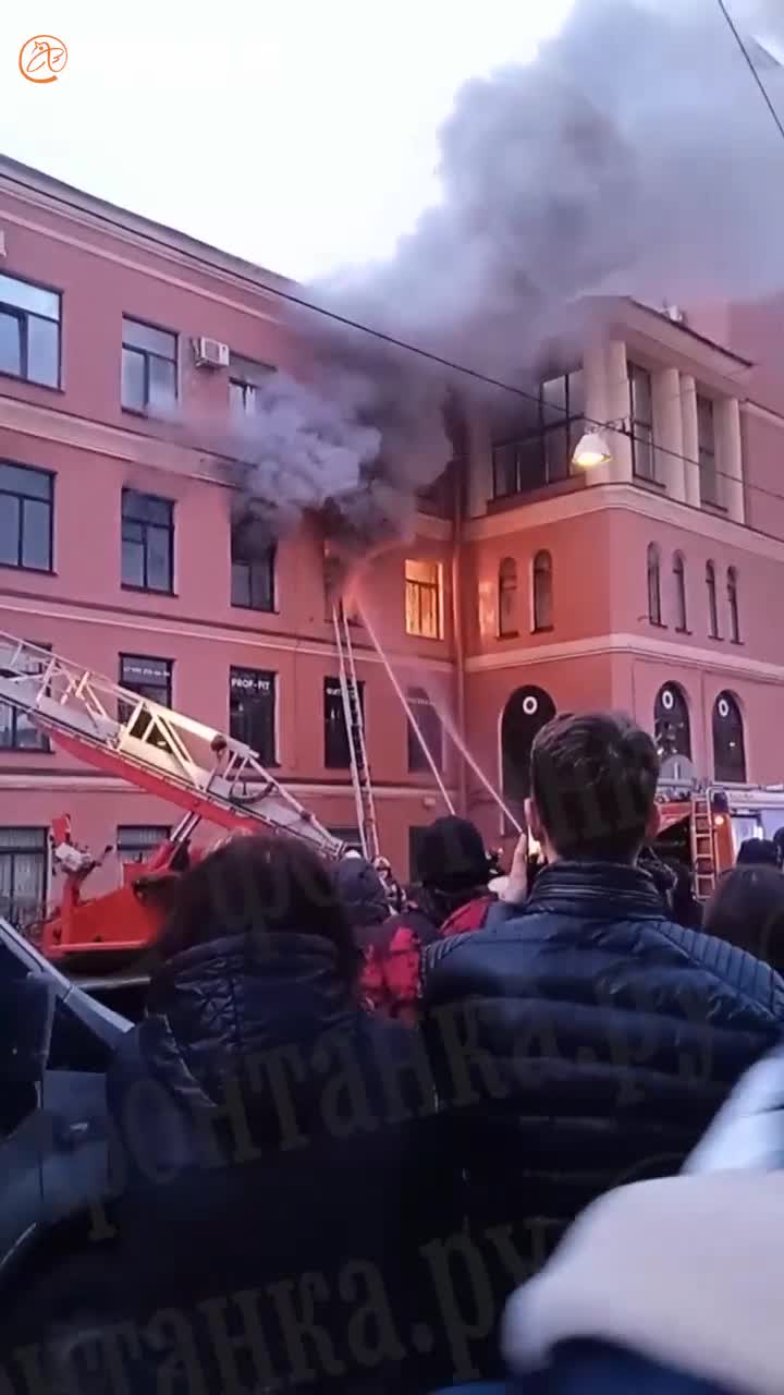 В Петербурге на улице Промышленной тушат пожар, пламя вырывается из окон -  2 марта 2023 - ФОНТАНКА.ру