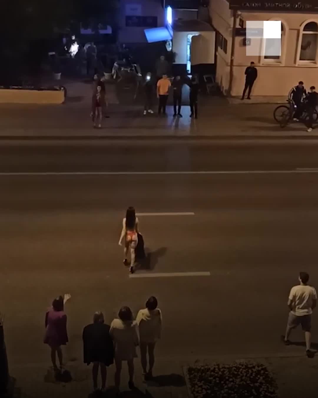 Откровенная фотосессия в Тюмени на улице Республики, почему у набережной  ходили девушки в белье - 13 августа 2021 - 72.ru