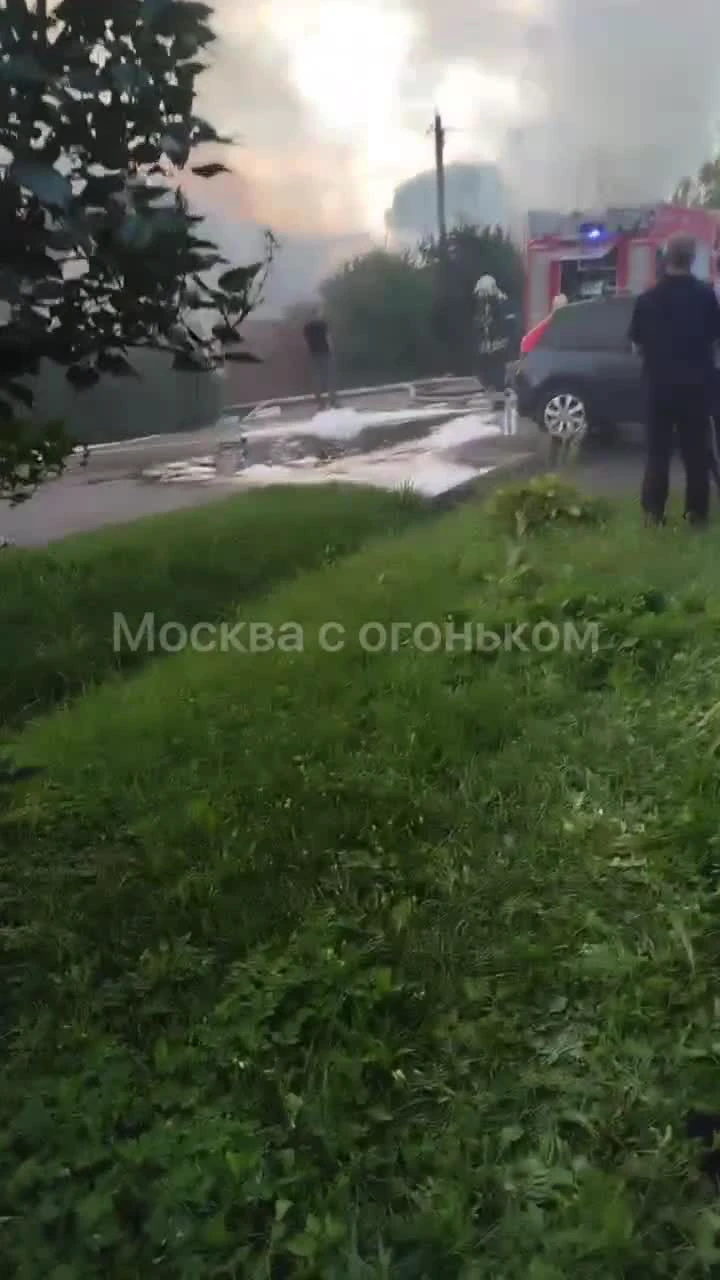 В деревне Картмазово загорелись два частных дома, один человек погиб, еще  двое пострадали, на месте работают сотрудники МЧС - 13 августа 2023 -  МСК1.ру