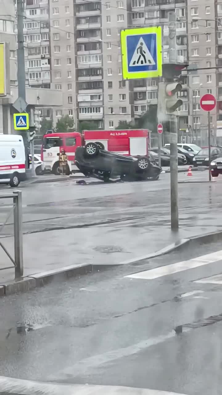 Дороги в Петербурге высохли, но водители верны себе: машины  переворачиваются и «обнимают» столбы — Мегаполис