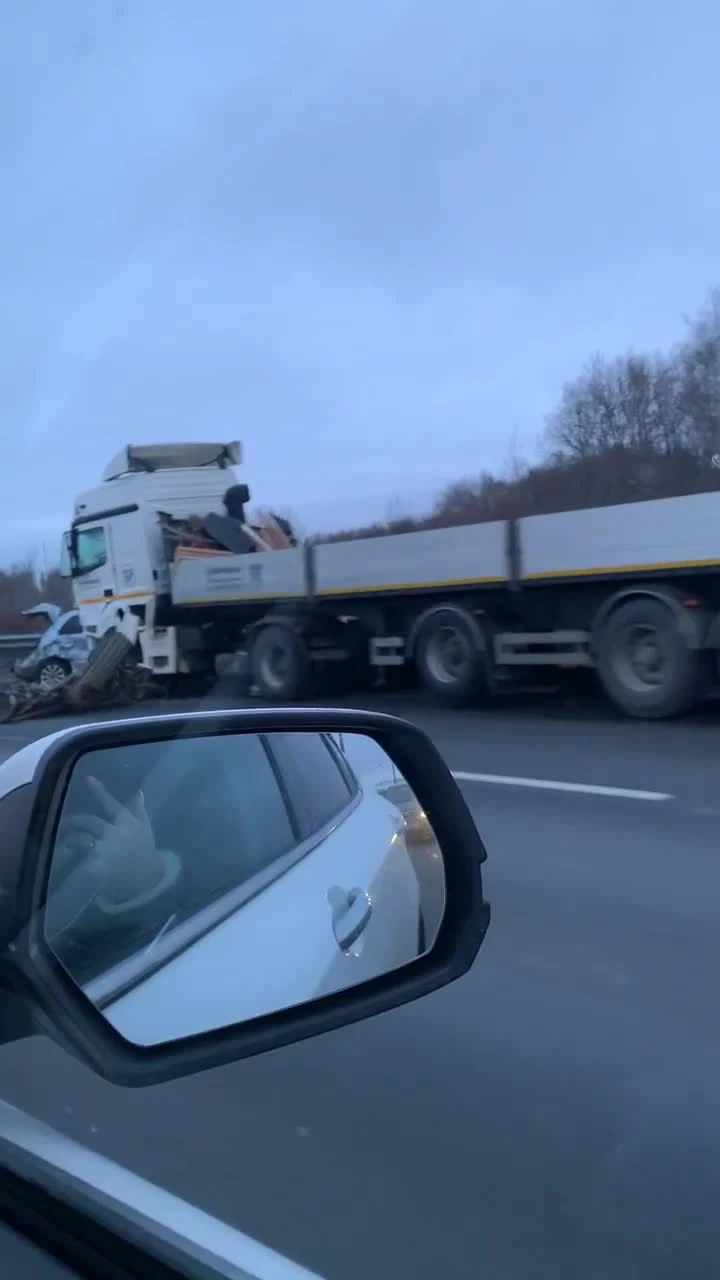 Два водителя сорок минут простояли во дворе, пытаясь переспорить друг друга  о том, кому уступать — Мегаполис