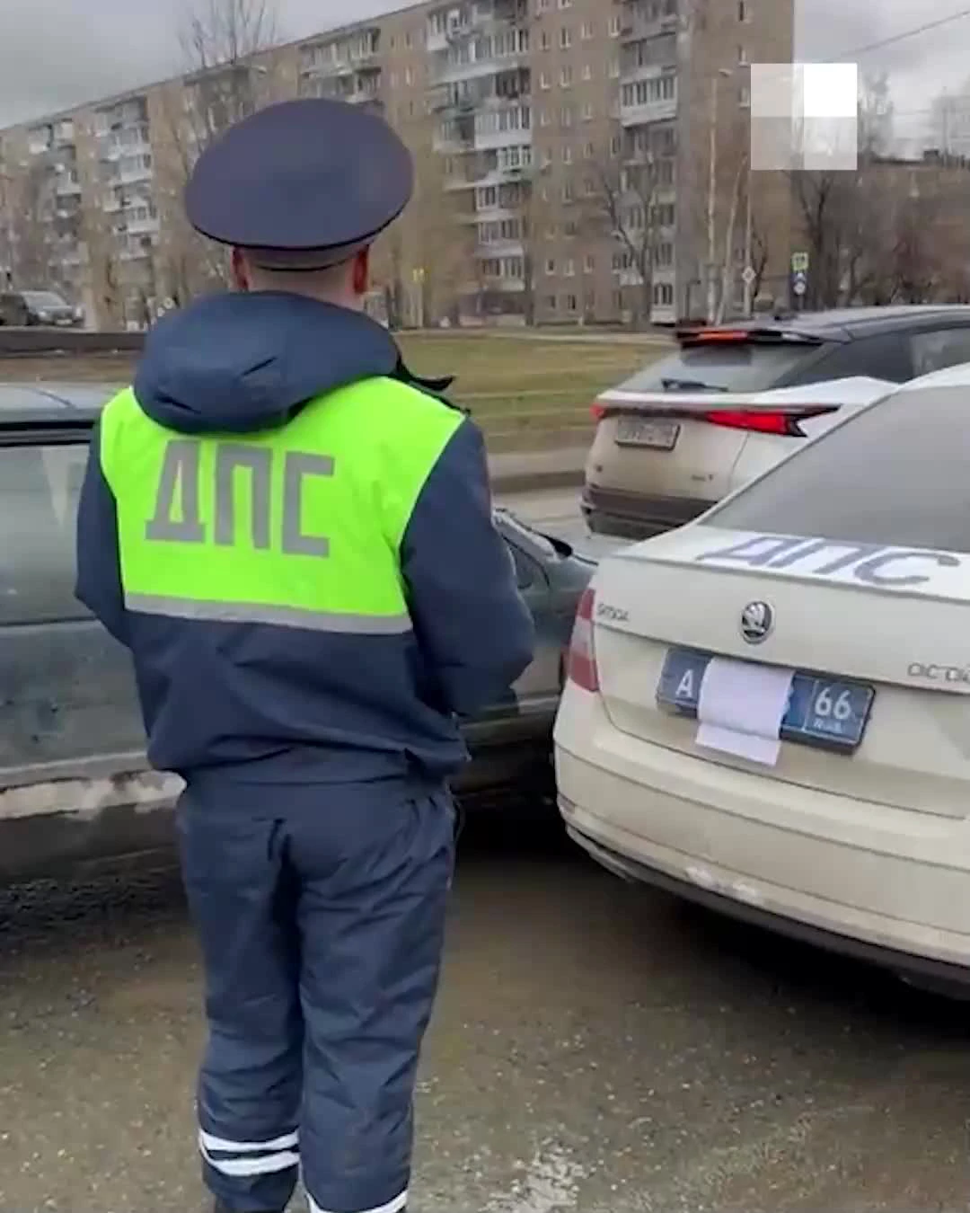 В Нижнем Тагиле автоинспекторы попали в аварию и закрыли номера служебной  машины: видео - 19 апреля 2024 - Е1.ру