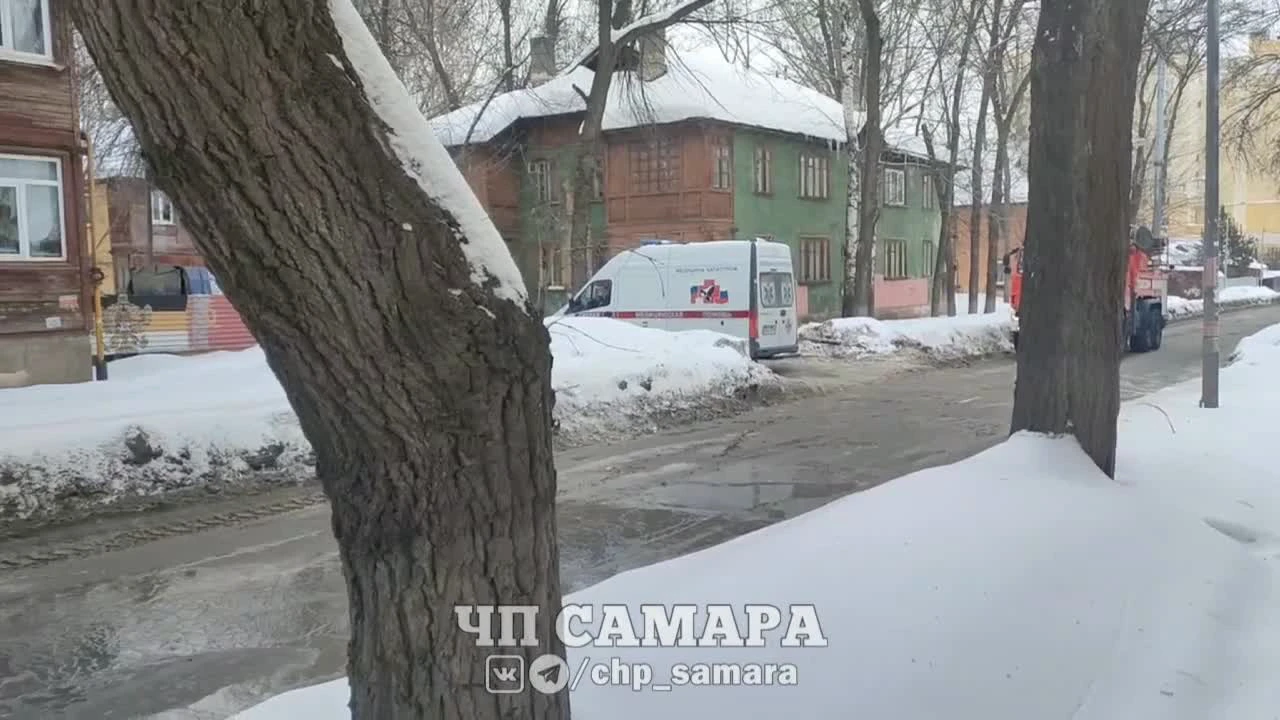 Пожар в доме на Ташкентском переулке, спасли бабушку, видео - 17 февраля  2024 - 63.ру