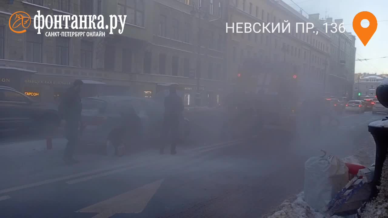 Видео: «Опель» тушили на Невском проспекте в Петербурге - 20 января 2024 -  ФОНТАНКА.ру