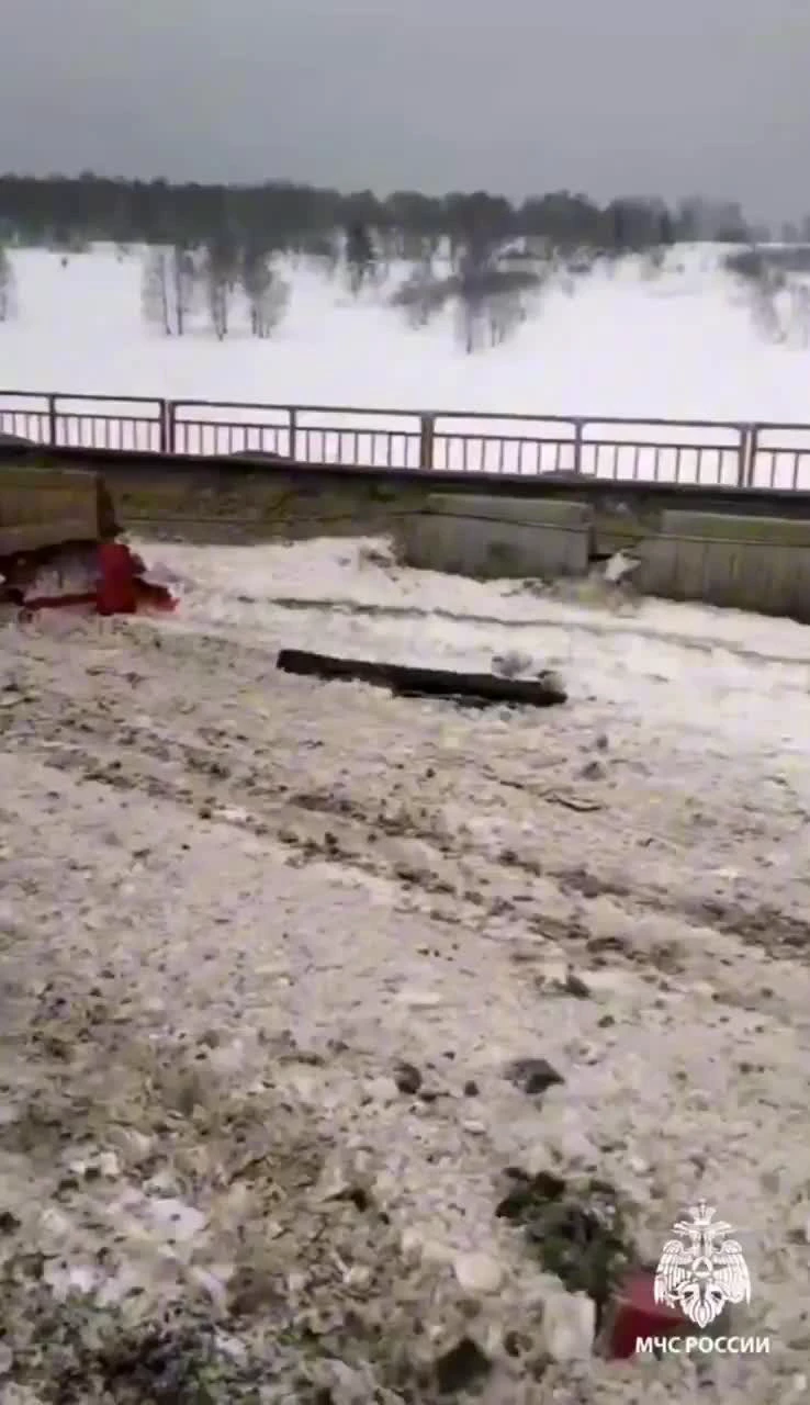 В Башкирии фура вылетела с моста в реку Юрюзань, водитель погиб до приезда  врачей - 21 декабря 2023 - УФА1.ру