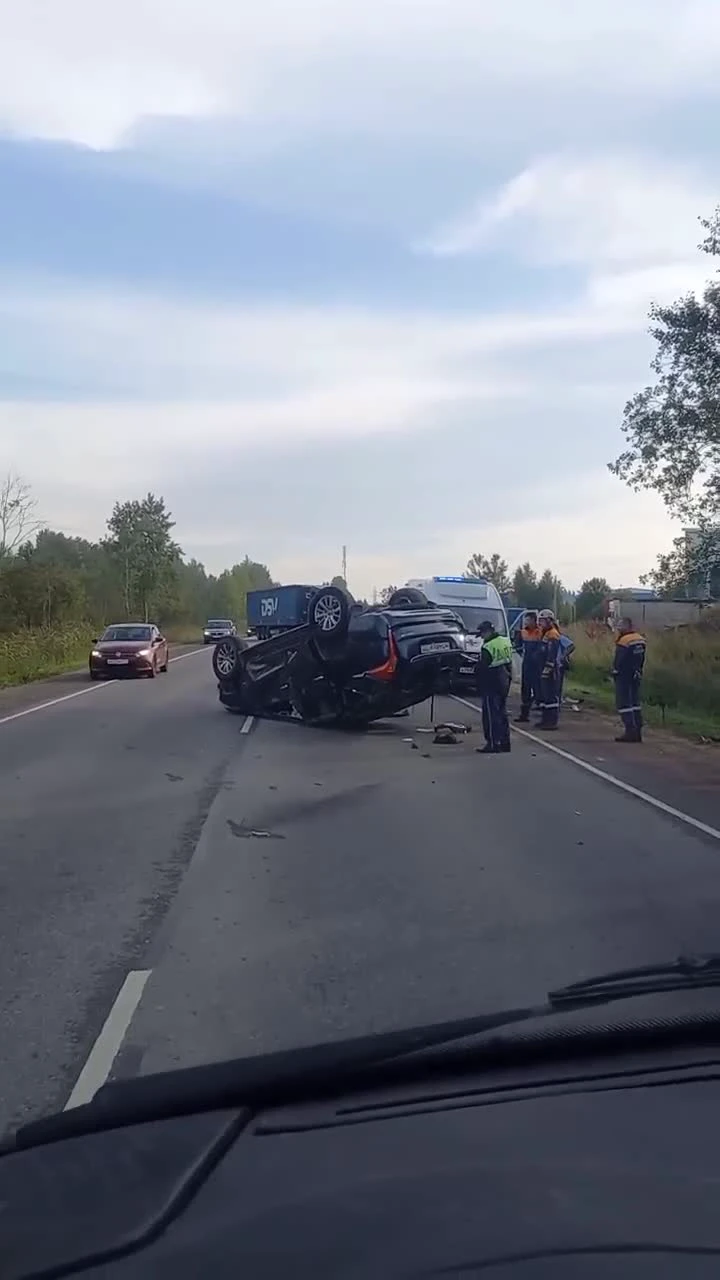 Женщина получили переломы руки, когда её внедорожник перевернулся на  Гостилицком шоссе — Мегаполис