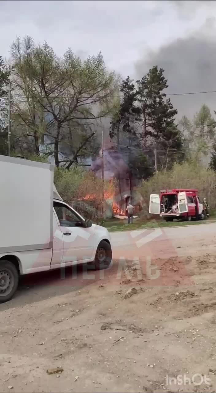 В Перми в Верхней Курье горит дом возле Богоявленского мужского монастыря -  3 мая 2023 - 59.ру