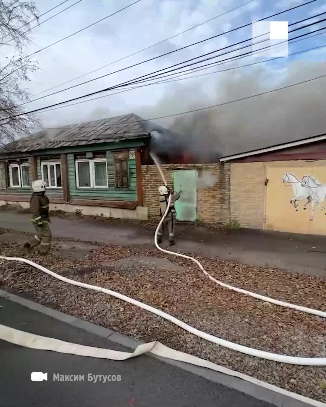 В Каменске-Уральском полицейские спасли людей из горящего дома, 18 октября  2022 г. - 18 октября 2022 - Е1.ру