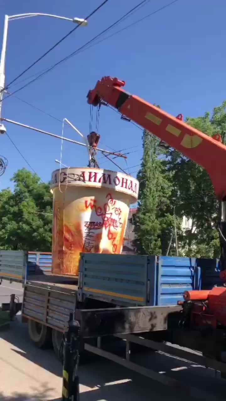 В Краснодаре убрали незаконный ларек с квасом, стоявший посреди тротуара.  15 июля 2022 г. Кубанские новости