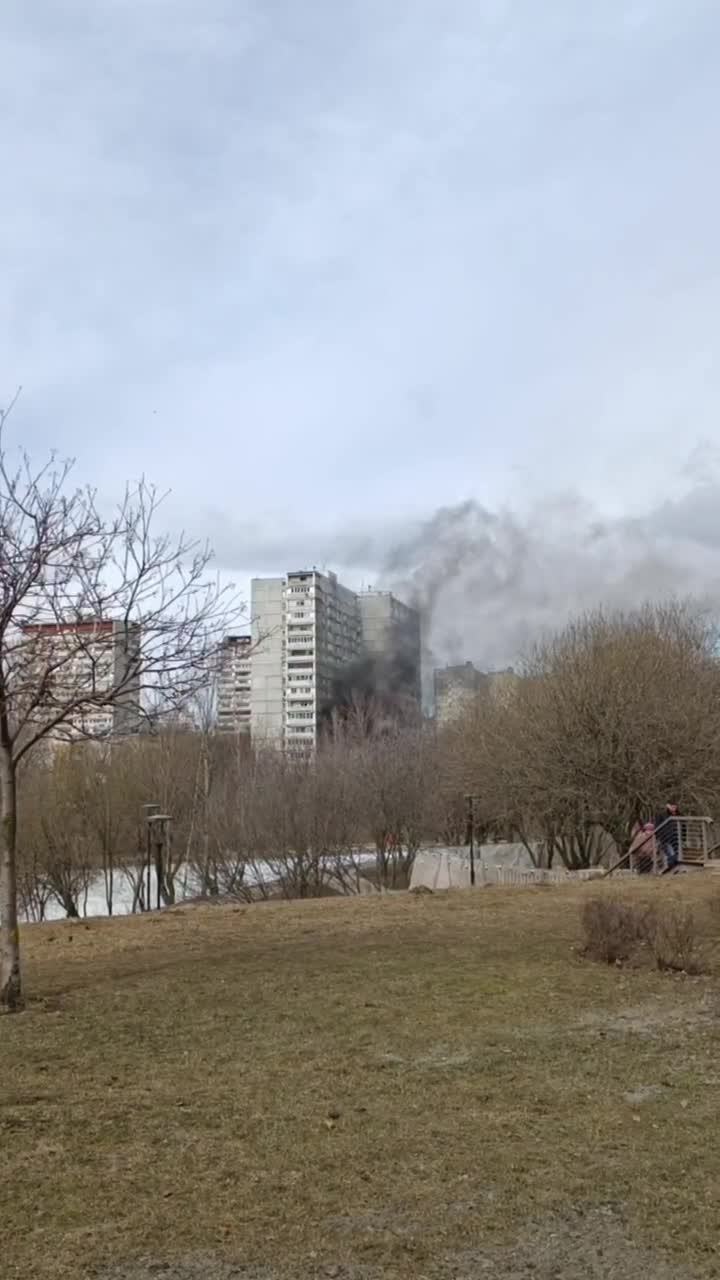 На западе Москвы загорелась многоэтажка по адресу Озерная улица, 23, корпус  2: видео - 30 марта 2024 - МСК1.ру