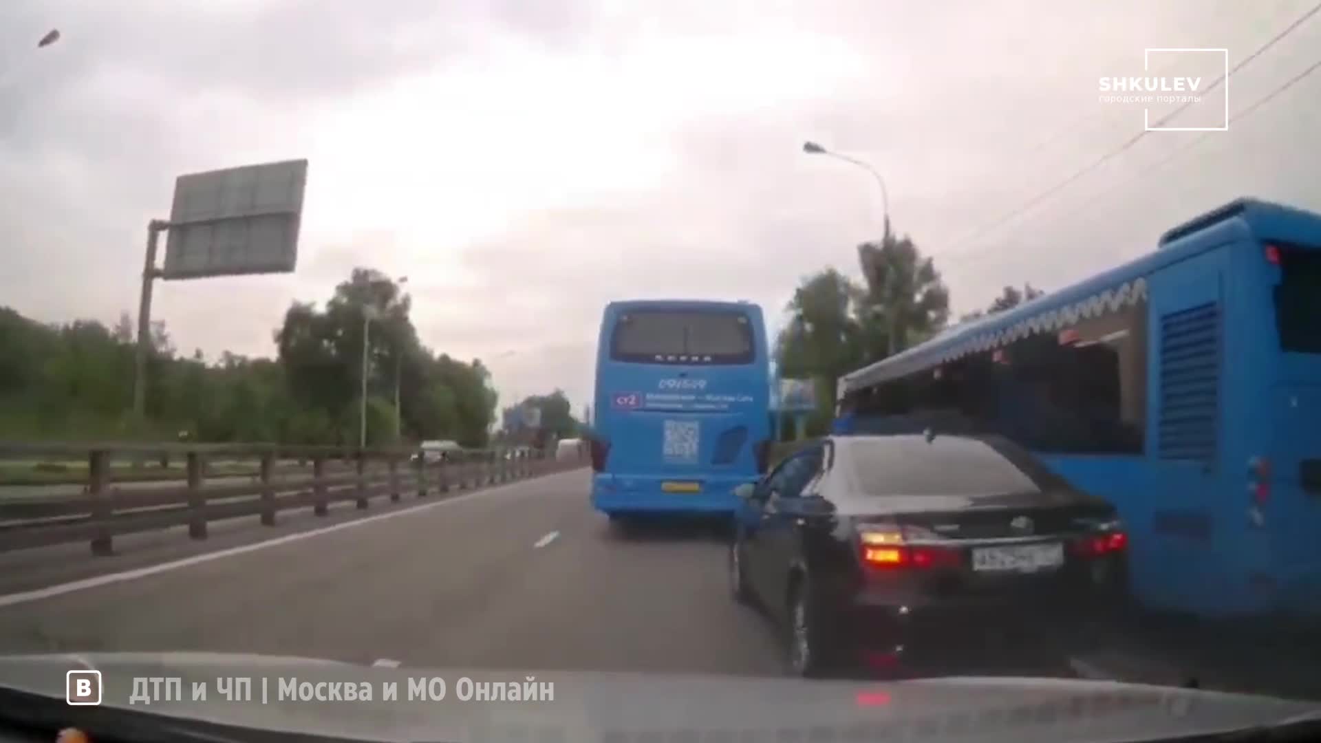 Принципиальный водитель решил не пропускать на дороге «Камри» с синей  мигалкой — чем это кончилось