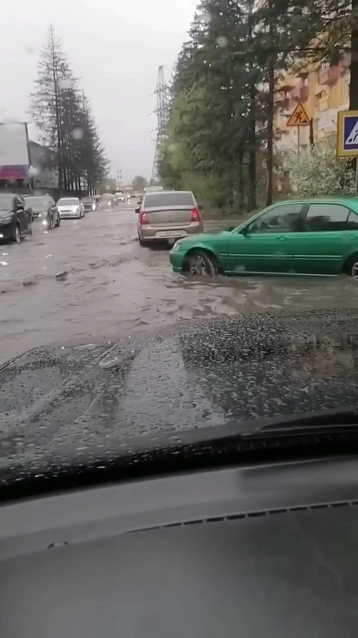 Омск утонул в лужах после ливня: подборка эпичных царь-луж - 20 мая 2024 -  НГС55.ру