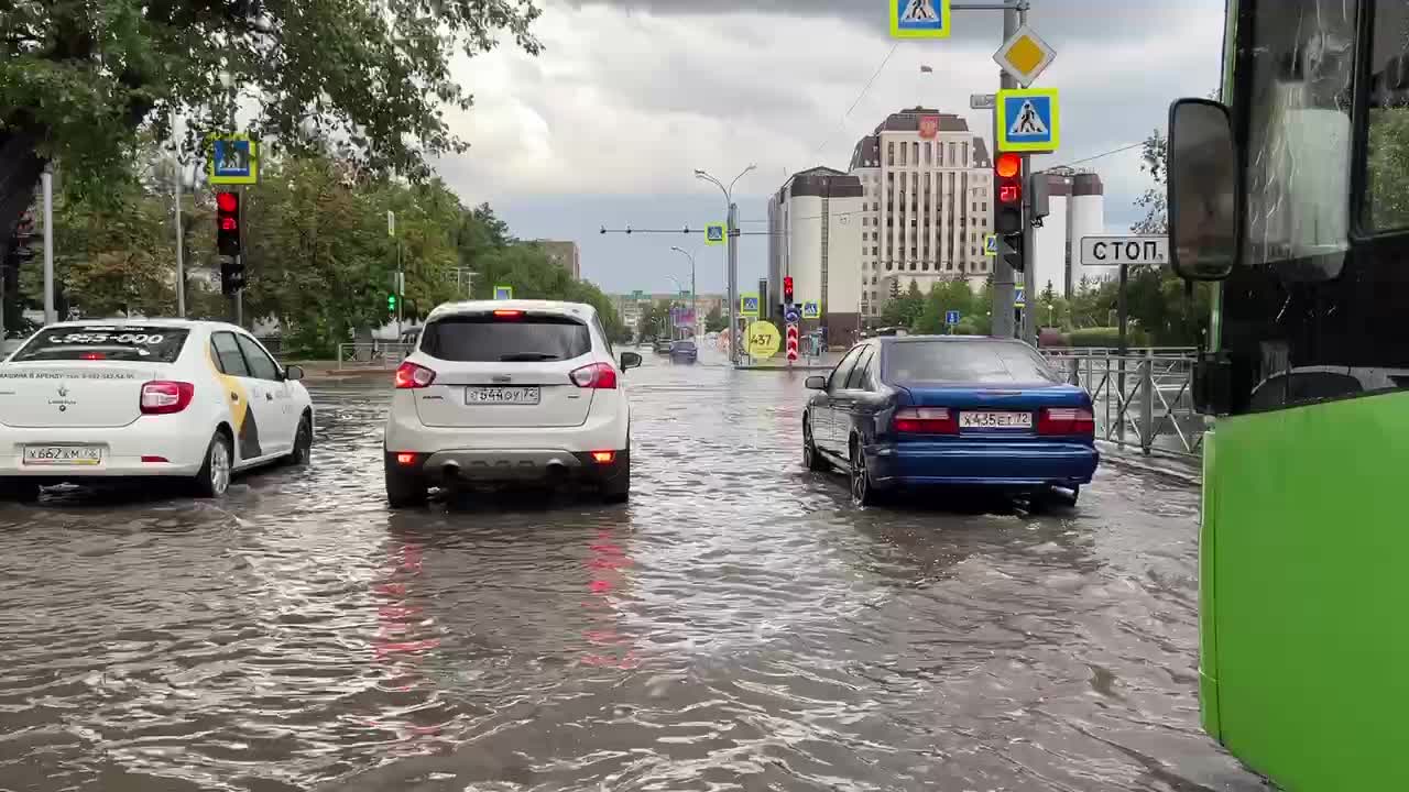 В Тюмени прошел сильный дождь - 19 июля 2023 - 72.ру