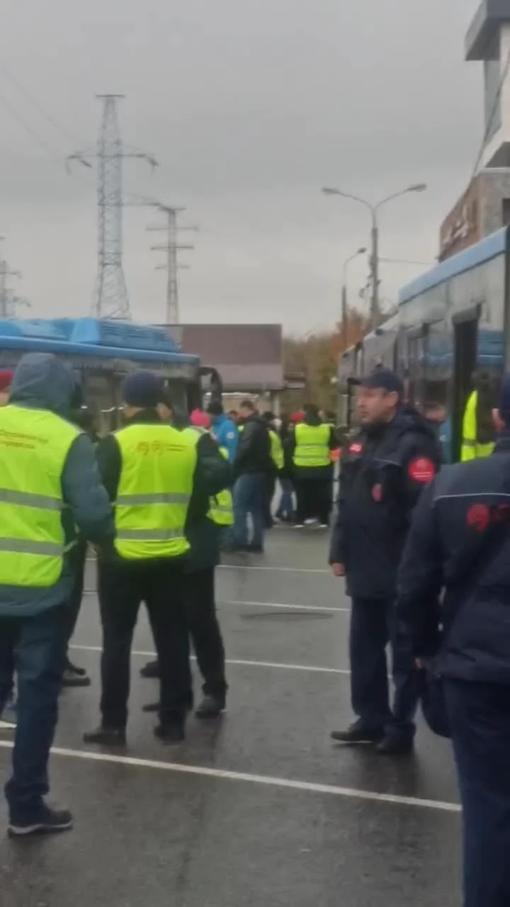 Рейд по безбилетникам в автобусах прошел на севере Москвы: почему на  станциях Ховрино и Водный стадион дежурит полиция, а территория оцеплена -  24 октября 2023 - МСК1.ру