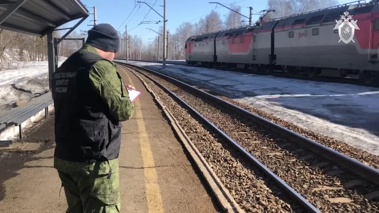 Фото с места, где поезд сбил главного гримера Пермского театра оперы и  балета Сергея на остановке «Промучасток» - 22 марта 2024 - 59.ру