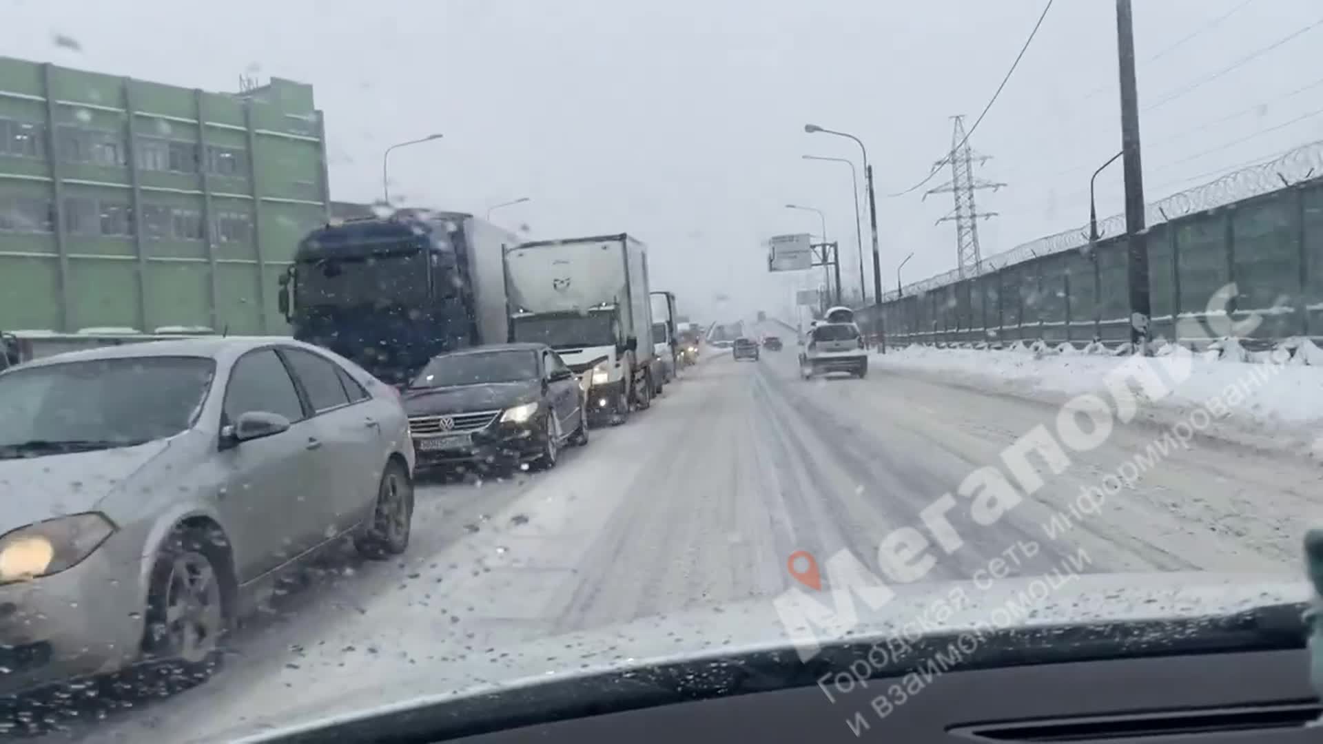 Десятки машин остановились на Кубинской из-за двух, которые ее не поделили  — Мегаполис