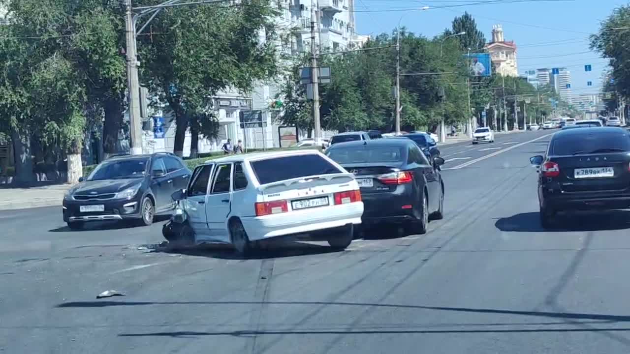 В Волгограде попала на видео межрегиональная автомобильная авария - 19  августа 2023 - V1.ру