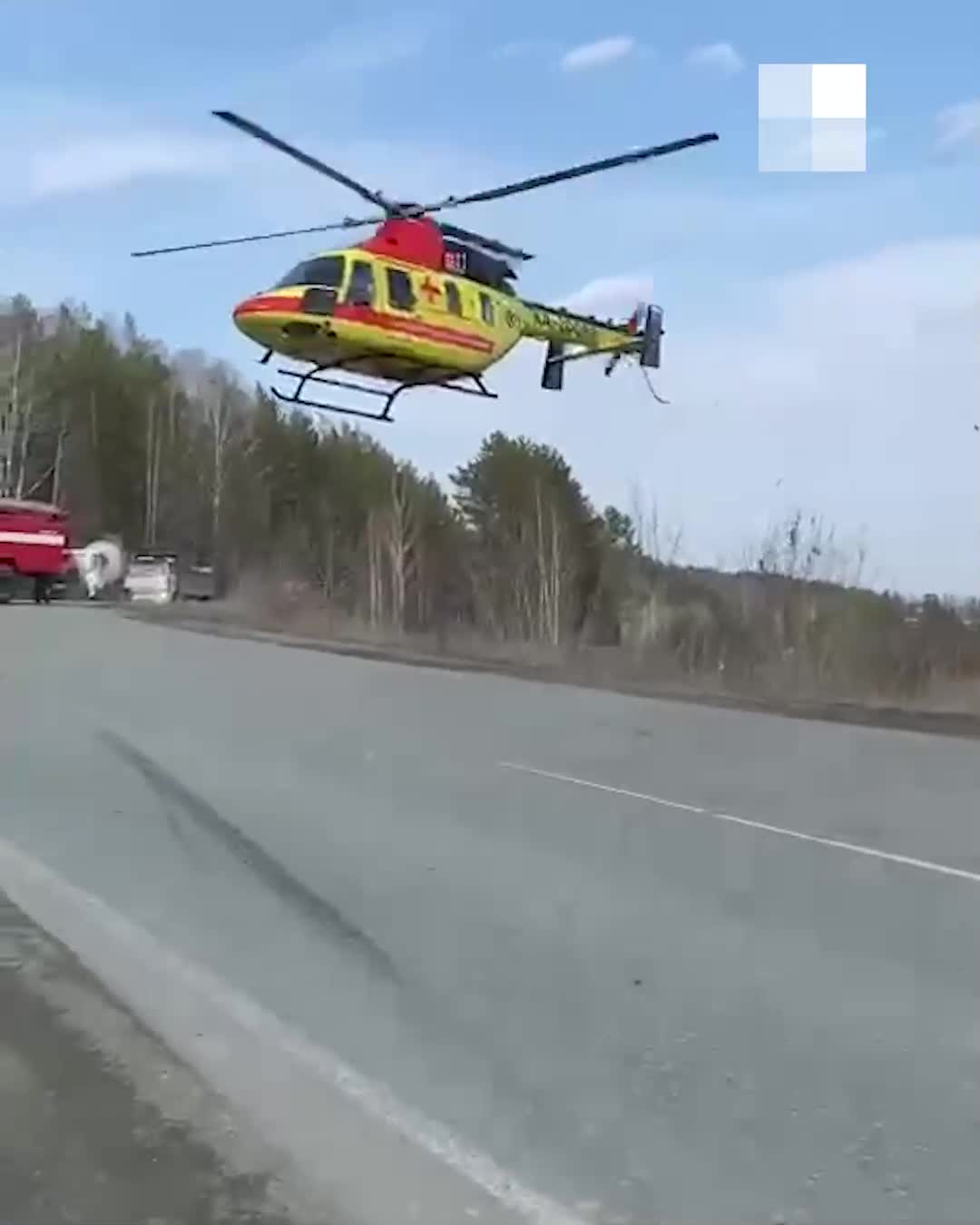 Под Екатеринбургом в серьезной аварии пострадали двое уральцев, за ними  отправили вертолет - 21 апреля 2023 - Е1.ру