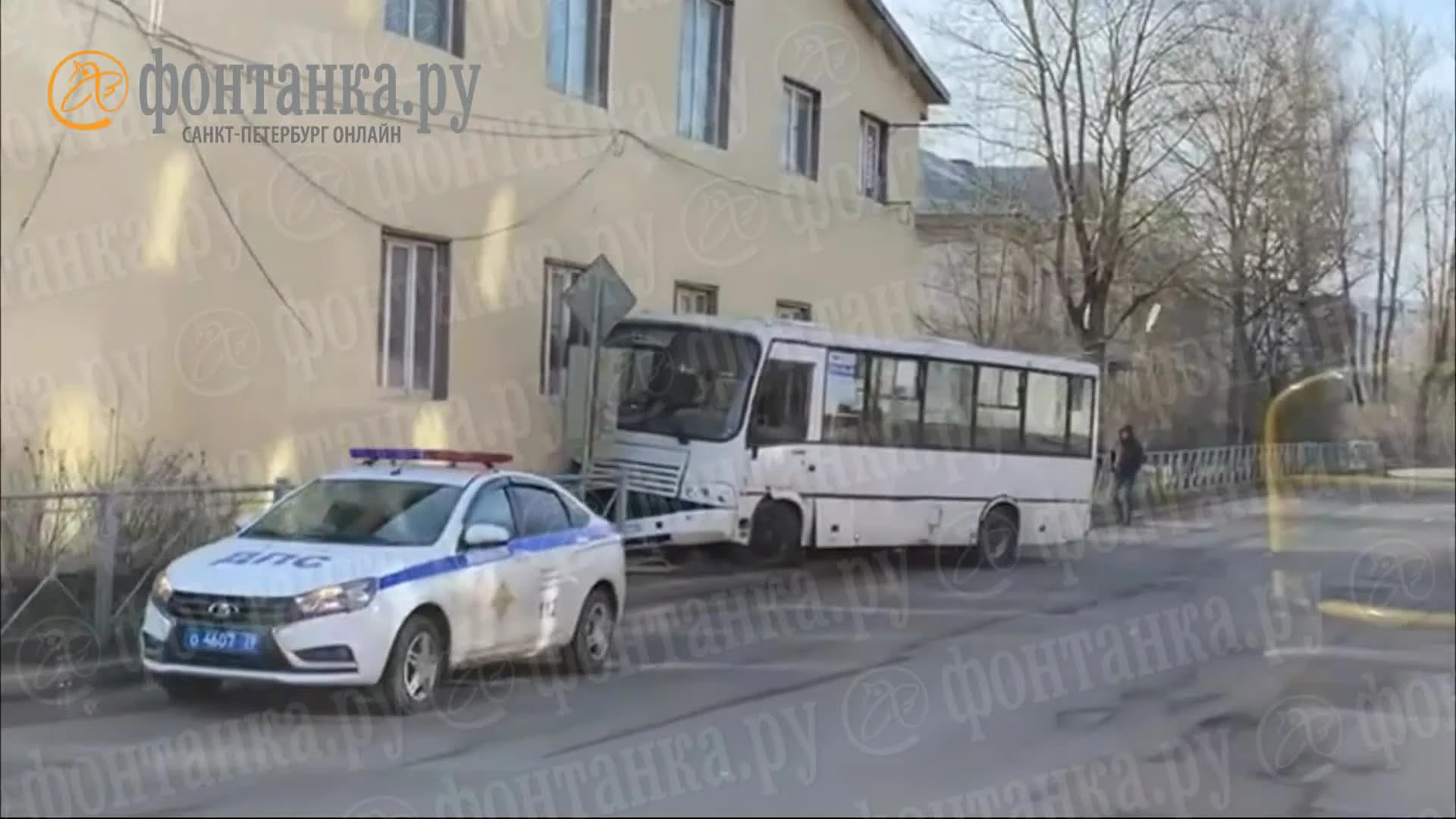 Маршрутка врезалась в дом в Коммунаре в Ленобласти, видео ДТП - 21 апреля  2023 - ФОНТАНКА.ру