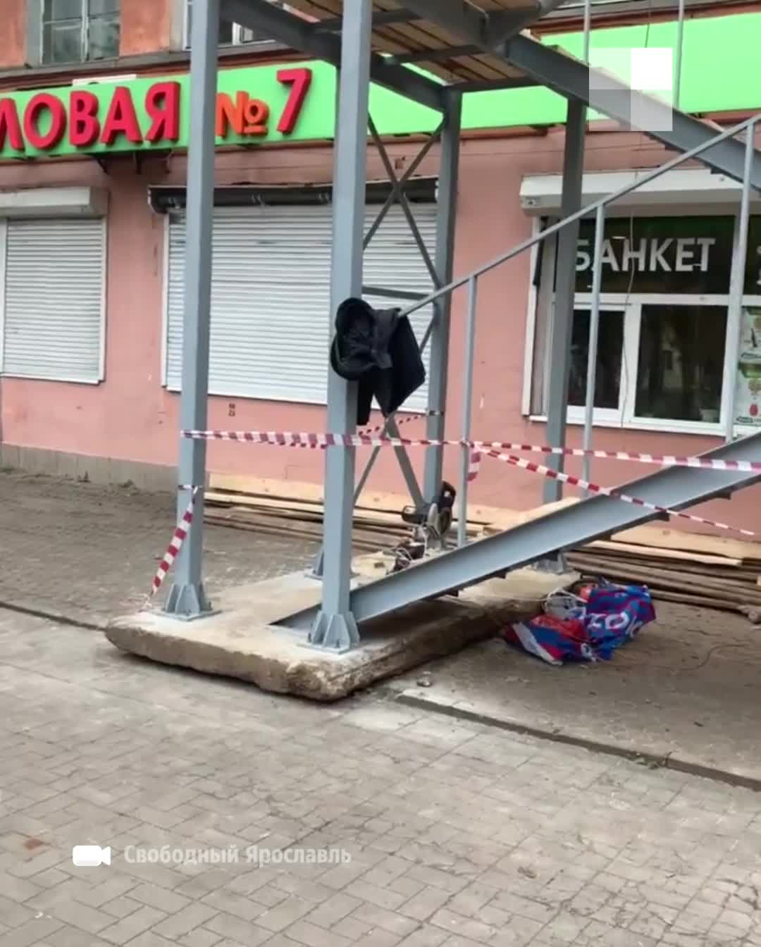 Входят в дом через окно на проспекте Ленина в Ярославле | В Ярославле люди  попадают домой через окно в подъезде | Аварийный дом в Ярославле на  проспекте Ленина - 1 октября 2021 - 76.ру