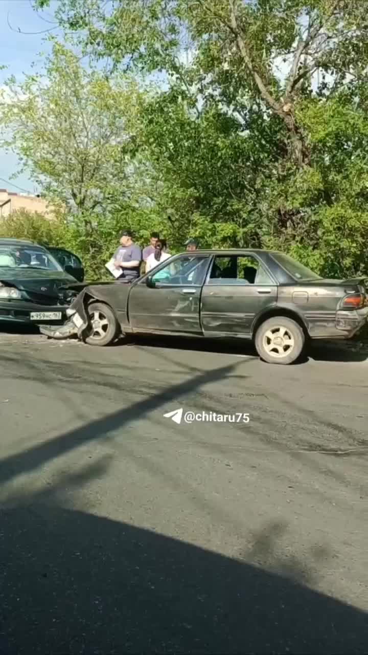 Водитель иномарки проехал под «кирпич» и попал в лобовое ДТП в Чите - 1  июня 2024 - ЧИТА.ру