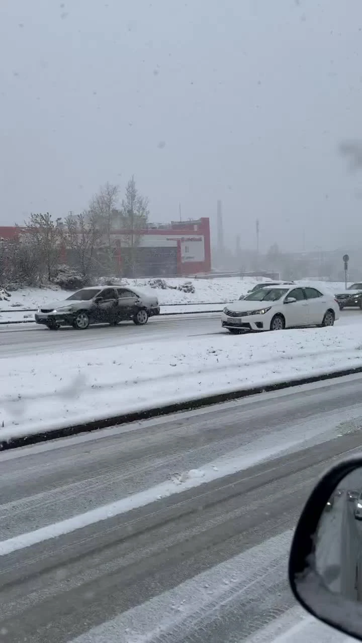 В Екатеринбурге «день жестянщика», водителей просят не выезжать на трассы  из-за сильного снегопада - 4 мая 2024 - Е1.ру