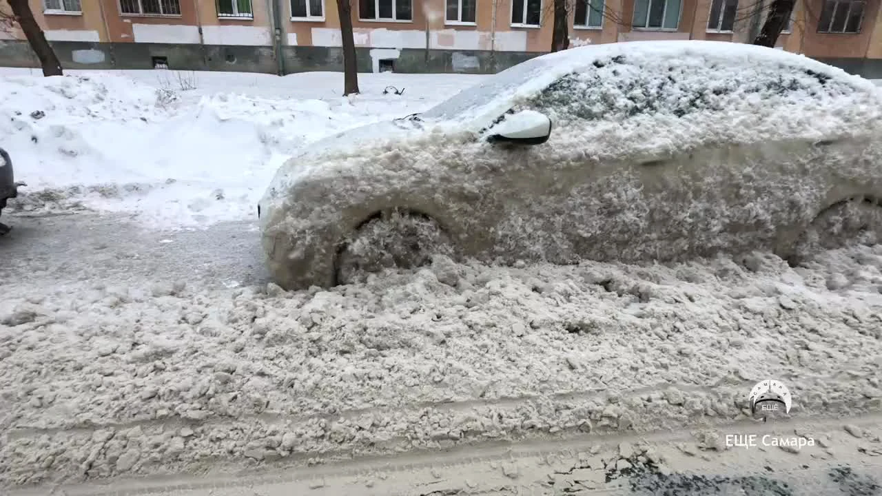 На Мориса Тореза машины вмерзли в лед после прорыва труб, видео - 18 января  2024 - 63.ru