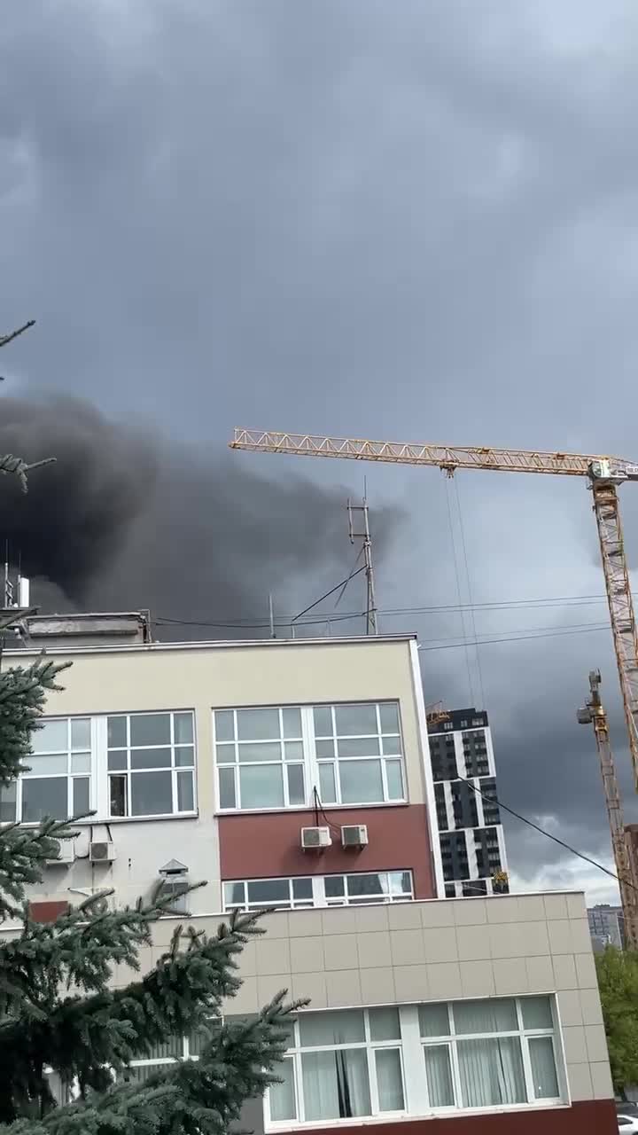 На стройке в Хорошево-Мневниках разгорелся пожар: пожар, МЧС, спасатели,  идет черный дум, звук хлопка, горит утеплитель, площадь возгорания, скорая  помощь, пострадавшие в пожаре - 20 июля 2023 - МСК1.ру