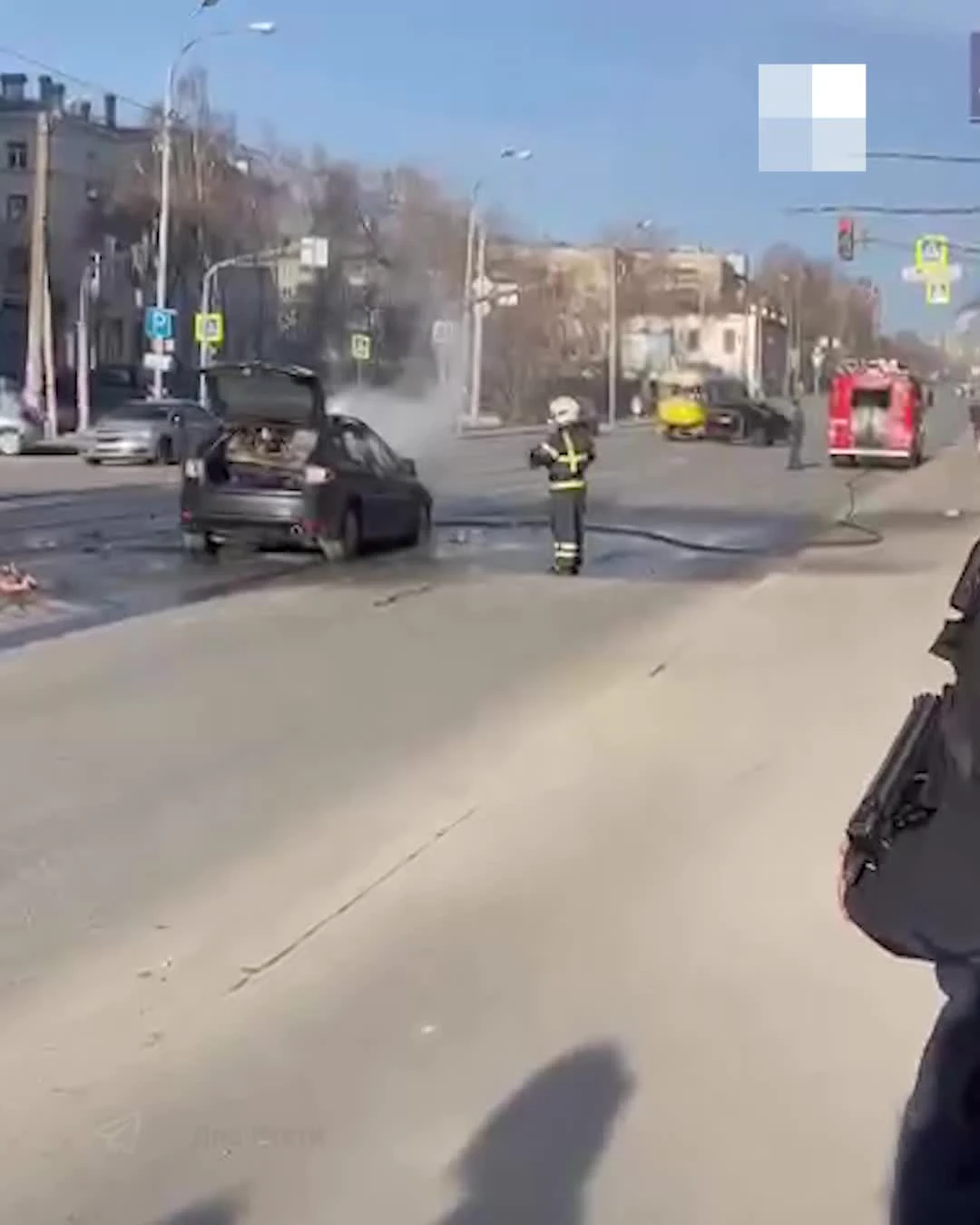 В центре Екатеринбурга загорелась машина: видео с невозмутимым  екатеринбуржцем на фоне взрыва - 9 апреля 2023 - Е1.ру