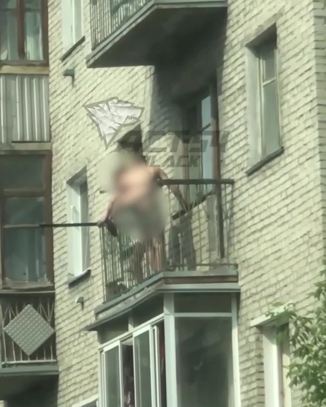Девушка ходит голая по квартире